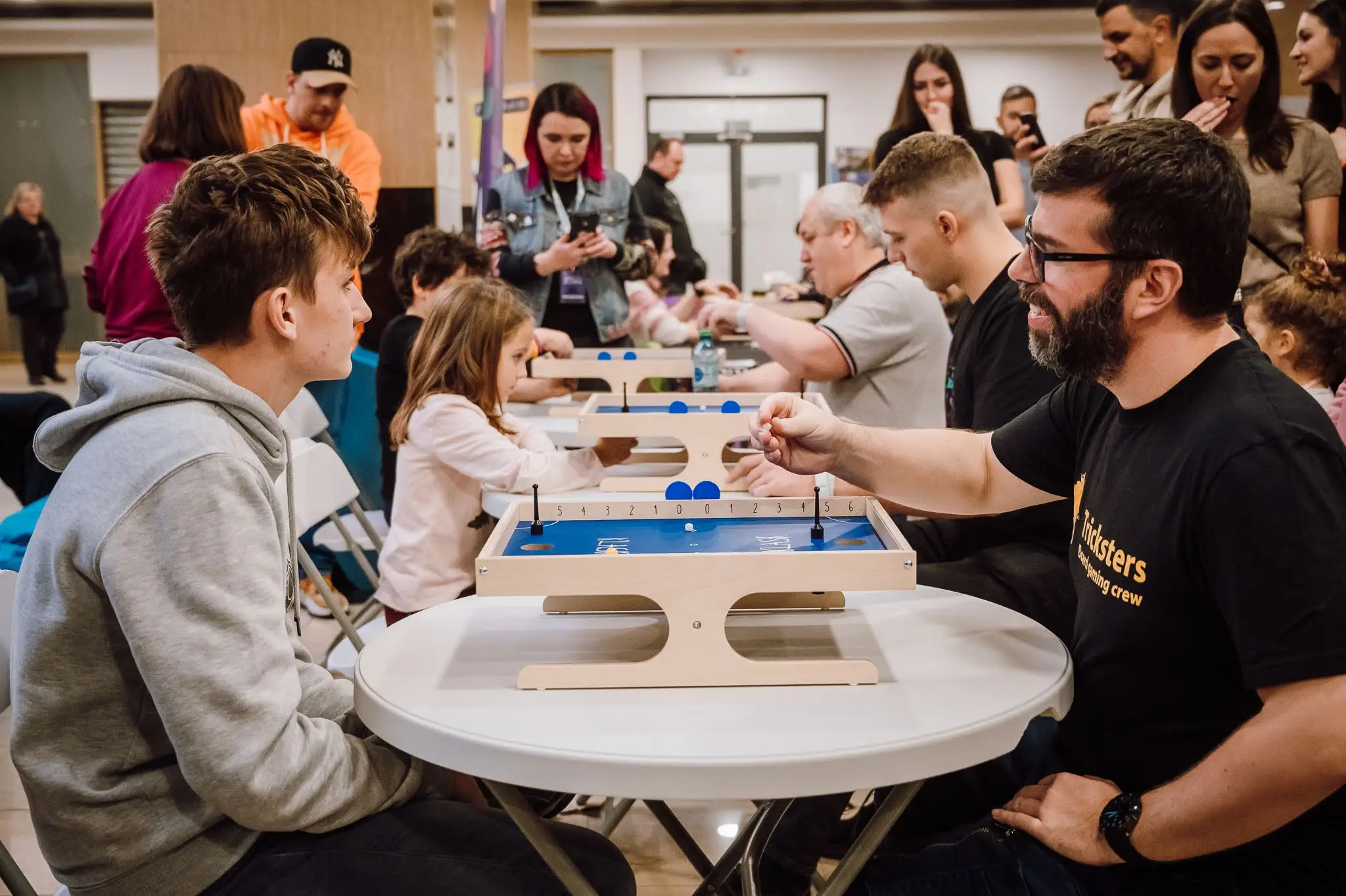 Meci de Klask urmărit de public la o etapă a campionatului