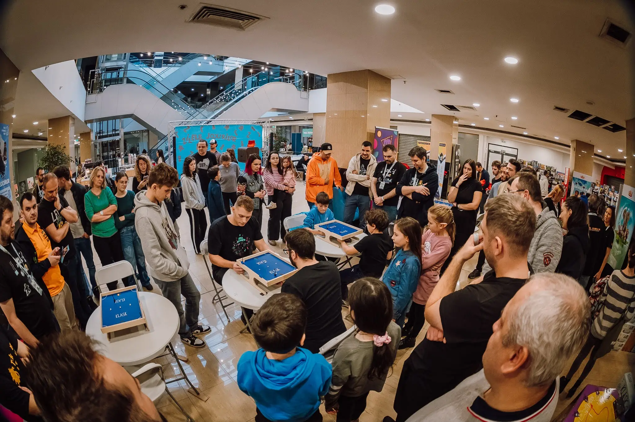 Publicul la o etapă a Campionatului Național de Klask 2025